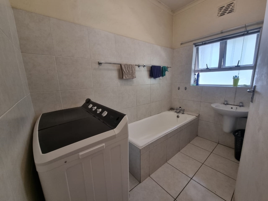 3 Bedroom Property for Sale in Oakdale Western Cape